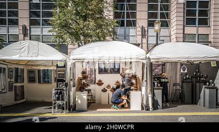 Reston, VA, USA - 10. September 2021. Kunstausstellungen werden beim Fine Arts Festival in Reston, Virginia, ausgestellt. Stockfoto