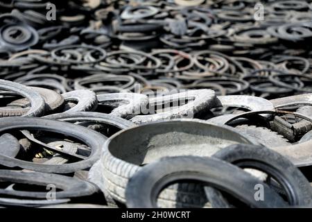 Dhaka, Bangladesch. Oktober 2021. Alte Autoreifen in einer Reifenrecyclinganlage in Dhaka am 14. Oktober 2021.( Quelle: SIPA USA/Alamy Live News Stockfoto