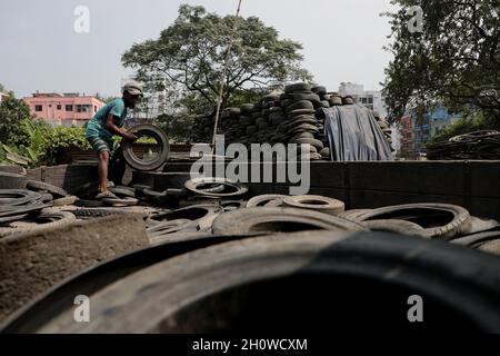 Dhaka, Bangladesch. Oktober 2021. Am 14. Oktober 2021 laden Arbeiter Teile gebrauchter Reifen zum Recycling auf einen LKW in Dhaka, Bangladesch. ( Credit: SIPA USA/Alamy Live News Stockfoto