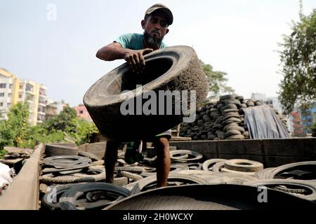 Dhaka, Bangladesch. Oktober 2021. Am 14. Oktober 2021 laden Arbeiter Teile gebrauchter Reifen zum Recycling auf einen LKW in Dhaka, Bangladesch. ( Credit: SIPA USA/Alamy Live News Stockfoto