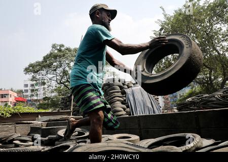 Dhaka, Bangladesch. Oktober 2021. Am 14. Oktober 2021 laden Arbeiter Teile gebrauchter Reifen zum Recycling auf einen LKW in Dhaka, Bangladesch. ( Credit: SIPA USA/Alamy Live News Stockfoto