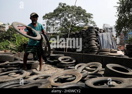 Dhaka, Bangladesch. Oktober 2021. Am 14. Oktober 2021 laden Arbeiter Teile gebrauchter Reifen zum Recycling auf einen LKW in Dhaka, Bangladesch. ( Credit: SIPA USA/Alamy Live News Stockfoto