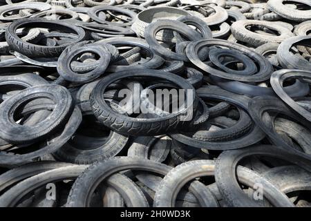 Dhaka, Bangladesch. Oktober 2021. Alte Autoreifen in einer Reifenrecyclinganlage in Dhaka am 14. Oktober 2021.( Quelle: SIPA USA/Alamy Live News Stockfoto