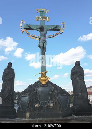 Prag Tschechische Republik - August 28 2017; Kruzifix mit Heiligenstatuen auf der Karlsbrücke Prag Tschechische Republik vor blauem Himmel Stockfoto