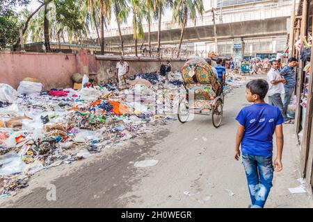 DHAKA, BANGLADESCH - 21. NOVEMBER 2016: Müllberge in der Siddique Bazar Straße im Zentrum von Dhaka, Bangladesch Stockfoto