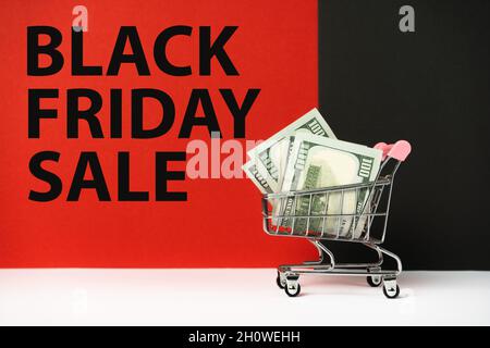 Der Schwarze Freitag kommt! Große Rabatte Sonderverkauf. Geldwagen. Stockfoto