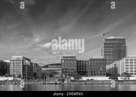 Blick über die Spree zu neuen Bauwerken rund um den Uber Platz (Mercedes Platz) in der Mühlenstraße in Berlin Friedrichshain, Deutschland, Europa Stockfoto