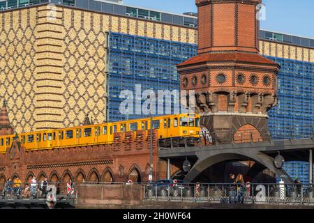 Eine U-Bahn, die über die Oberbaumbrücke mit den Universal Music Studios im Hintergrund fährt, Berlin, Deutschland, Europa Stockfoto