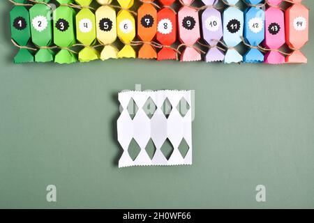 MACHEN SIE ES SELBST. Adventskalender aus farbigem Papier in Form von Süßigkeiten. Schritt-für-Schritt-Anweisungen. Schritt 9. Das Muster ist fertig. Stockfoto