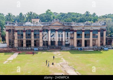 PUTHIA, BANGLADESCH - 10. NOVEMBER 2016: Ruinen des Puthia-Palastes im Dorf Puthia, Bangladesch Stockfoto