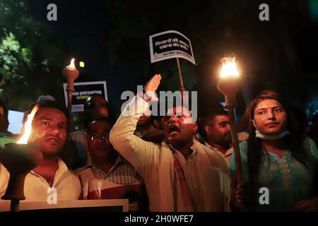 Neu-Delhi, Indien. Oktober 2021. Mitglieder des indischen Jugendkongresses (IYC) halten Fackeln, während sie während eines Protestes Slogans rufen. Der indische Jugendkongress fordert den Rücktritt des Innenministers der Union, Ajay Mishra, nach der Gewalt von Uttar Pradesh in Lakhimpuri Kheri, bei der am 3. Oktober 2021 acht Menschen, darunter vier Bauern, getötet wurden. Kredit: SOPA Images Limited/Alamy Live Nachrichten Stockfoto