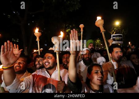 Neu-Delhi, Indien. Oktober 2021. Mitglieder des indischen Jugendkongresses (IYC) halten Fackeln, während sie während eines Protestes Slogans rufen. Der indische Jugendkongress fordert den Rücktritt des Innenministers der Union, Ajay Mishra, nach der Gewalt von Uttar Pradesh in Lakhimpuri Kheri, bei der am 3. Oktober 2021 acht Menschen, darunter vier Bauern, getötet wurden. Kredit: SOPA Images Limited/Alamy Live Nachrichten Stockfoto