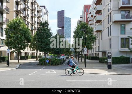 Wohngebäude und Manhattan Loft Gardens Wolkenkratzer in East Village in Stratford, London England Vereinigtes Königreich Großbritannien Stockfoto