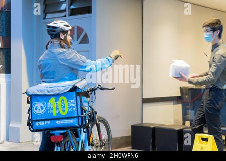 Hungriger Ponda-Lieferer ickt Lebensmittel aus dem Restaurant London England UK Stockfoto