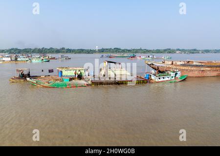 RUPSA, BANGLADESCH - 13. NOVEMBER 2016: Sandgräberbagger auf dem Rupa-Fluss, Bangladesch Stockfoto