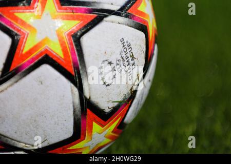 München, Deutschland. Oktober 2021. Nahaufnahme des UEFA Womens Champions League Balls von Adidas während des UEFA Womens Champions League Spiels zwischen dem FC Bayern München und BK Hacken auf dem FC Bayern Campus, Deutschland. Kredit: SPP Sport Pressefoto. /Alamy Live News Stockfoto