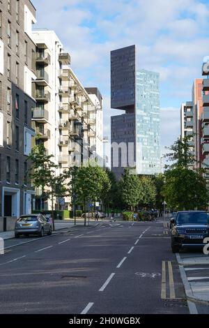 Chobham Manor, neue Wohngebäude im Olympic Park in Stratford mit Manhattan Loft Gardens Wolkenkratzer, London England Großbritannien Stockfoto