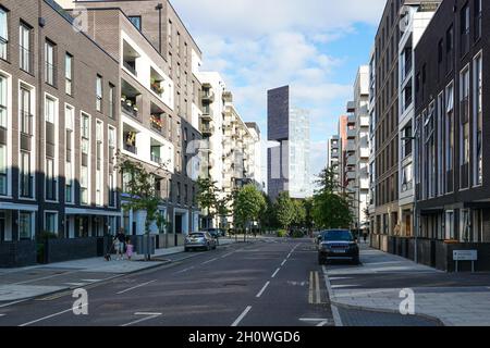 Chobham Manor, neue Wohngebäude im Olympic Park in Stratford mit Manhattan Loft Gardens Wolkenkratzer, London England Großbritannien Stockfoto