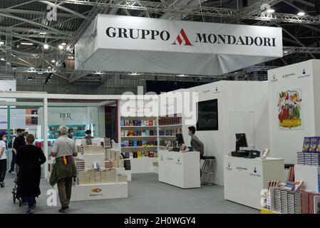 Internationale Buchmesse, Turin, Italien - 14. oktober 2021: Besucher flanieren durch die Stände der Verlage Stockfoto