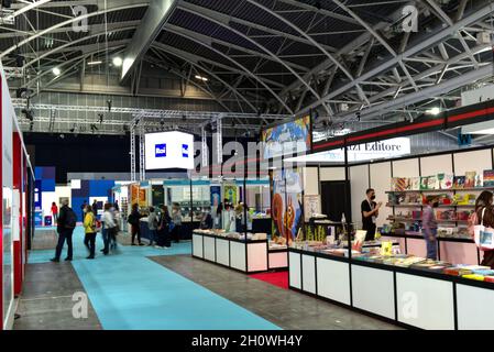 Internationale Buchmesse, Turin, Italien - 14. oktober 2021: Besucher flanieren durch die Stände der Verlage Stockfoto