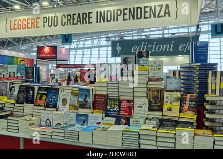 Internationale Buchmesse, Turin, Italien - 14. oktober 2021: Besucher flanieren durch die Stände der Verlage Stockfoto