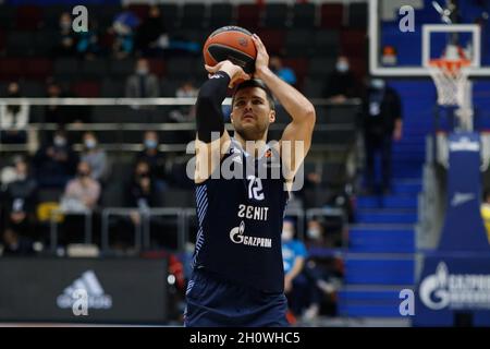 Sankt Petersburg, Russland. Oktober 2021. Billy Baron (Nr.12) von Zenit wurde während des Euroleague-Basketballspiels von Turkish Airlines zwischen Zenit Sankt Petersburg und dem FC Bayern München in der Sibur Arena in Sankt Petersburg in Aktion gesehen.(Endstand; Zenit 79:71 Bayern) Credit: SOPA Images Limited/Alamy Live News Stockfoto