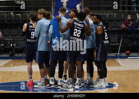 Sankt Petersburg, Russland. Oktober 2021. Alex Poythress (No.22), Jordan Loyd (2) von Zenit sind während des Euroleague-Basketballspiels von Turkish Airlines zwischen Zenit Saint Petersburg und dem FC Bayern München in der Sibur Arena in Sankt Petersburg zu sehen.(Endstand; Zenit 79:71 Bayern) Credit: SOPA Images Limited/Alamy Live News Stockfoto