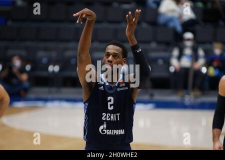 Sankt Petersburg, Russland. Oktober 2021. Jordan Loyd (Nr. 2) von Zenit wurde während des Euroleague-Basketballspiels von Turkish Airlines zwischen Zenit Sankt Petersburg und dem FC Bayern München in der Sibur Arena in Sankt Petersburg in Aktion gesehen.(Endstand; Zenit 79:71 Bayern) Credit: SOPA Images Limited/Alamy Live News Stockfoto