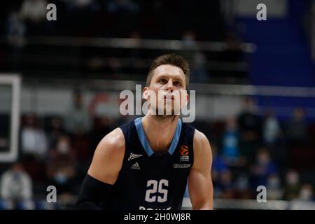 Sankt Petersburg, Russland. Oktober 2021. Mateusz Ponitka (Nr.25) von Zenit wurde während des Euroleague-Basketballspiels von Turkish Airlines zwischen Zenit Sankt Petersburg und dem FC Bayern München in der Sibur Arena in Sankt Petersburg in Aktion gesehen.(Endstand; Zenit 79:71 Bayern) (Foto von Maksim Konstantinov/SOPA Images/Sipa USA) Quelle: SIPA USA/Alamy Live News Stockfoto