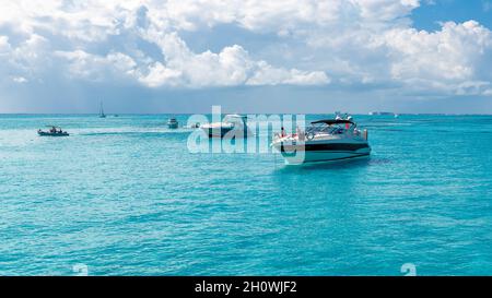 Yachten in Isla Mujeres türkisblaues Wasser, Mexiko, 2021 Stockfoto