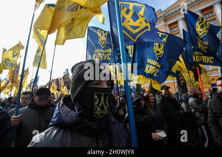 Kiew, Ukraine. Oktober 2021. Mitglieder der nationalistischen Bewegungen nehmen am Marsch der Nation zum Tag des Verteidigers der Ukraine und dem Jahrestag der Ukrainischen Aufständischen Armee (UPA) Teil. Ukrainische Aufständische Armee kämpfte für die Unabhängigkeit der Ukraine gegen die sowjetische Rote Armee und die Nazis während des Zweiten Weltkriegs Seit 2021, am 14. Oktober, haben auch die Ukrainer diesen Tag als den Tag der Verteidiger der Ukraine bezeichnet. (Foto: Sergei Chuzavkov/SOPA Images/Sipa USA) Quelle: SIPA USA/Alamy Live News Stockfoto