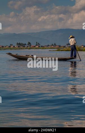 INLE, MYANMAR - 28. NOVEMBER 2016: Einheimische Fischer am Inle See, Myanmar Stockfoto