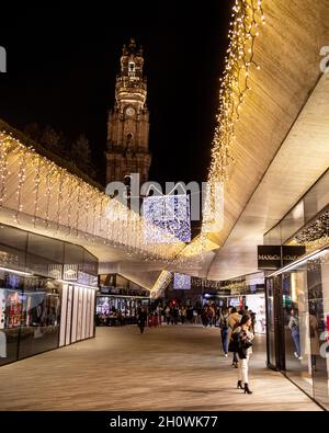 Clérigos Kirche bei Nacht in Porto City Stockfoto