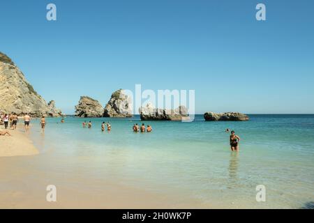 Strand von Ribeira do Cavalo aus dem Arrábida-Gebirge in Portugal Stockfoto