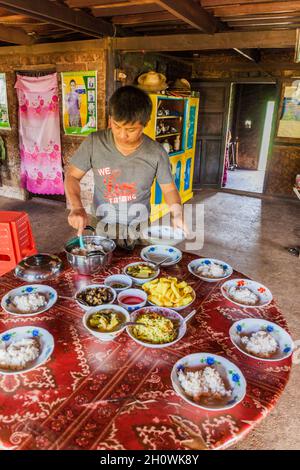 HSIPAW, MYANMAR - 1. DEZEMBER 2016: Mittagessen in einer Gastfamilie für die Teilnehmer einer geführten Wanderung um Hsipaw, Myanmar Stockfoto