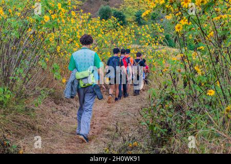 HSIPAW, MYANMAR - 1. DEZEMBER 2016: Teilnehmer einer geführten Wanderung rund um Hsipaw, Myanmar Stockfoto