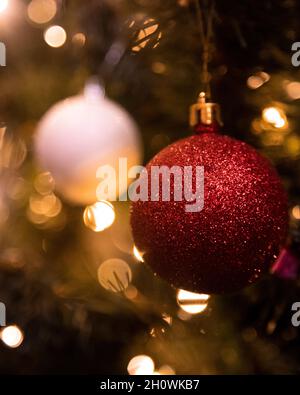 Chritsmas Kugeln in einem traditionellen portugiesischen Baum Stockfoto