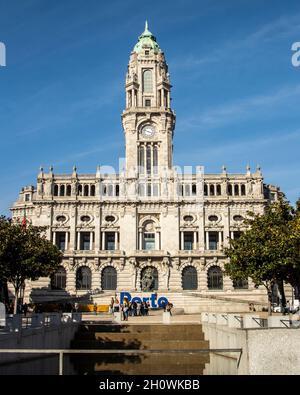 Rathaus von Porto in der Aliados Avenue Stockfoto