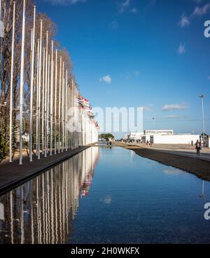 Park Rossio dos Olivais mit Flaggen aus allen Ländern der Welt im Parque das Nações in Lissabon Stockfoto