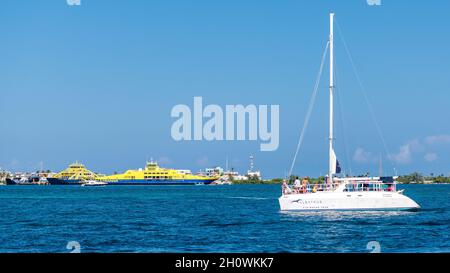 Yachten in Isla Mujeres türkisblaues Wasser, Mexiko, 2021 Stockfoto