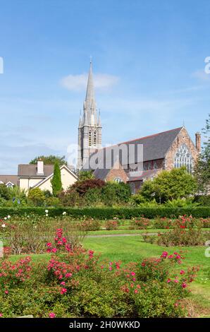 St. John's Catholic Church from the Rose Garden, Tralee Town Park, Tralee (Tra Li), County Kerry, Republik Irland Stockfoto