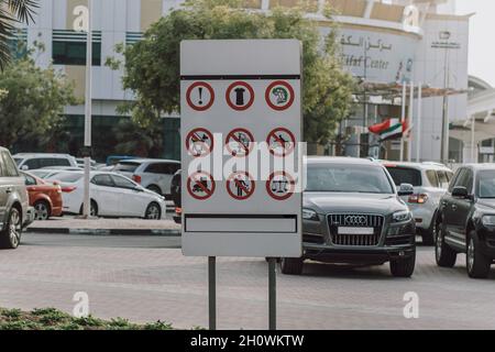 Brett und Vorlage Banner steht auf städtischen Parkplatz mit Bäumen Gebäuden und Autos in der Nähe. Stehen Sie mit Schildern mit weißem Hintergrund auf der Straße. Stockfoto