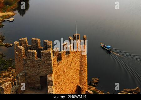 Schloss von Almourol und ein Boot im Fluss Stockfoto