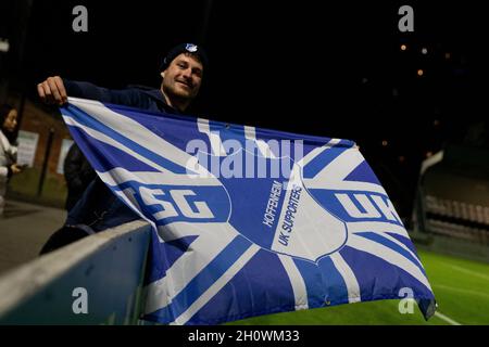 London, Großbritannien. Oktober 2021. Ein britischer Hoffenheim-Unterstützer hält beim Gruppenspiel der UEFA Womens Champions League zwischen Arsenal und TSG 1899 Hoffenheim im Meadow Park in London, England, eine TSG-Hoffenheim-Fanflagge. Kredit: SPP Sport Pressefoto. /Alamy Live News Stockfoto