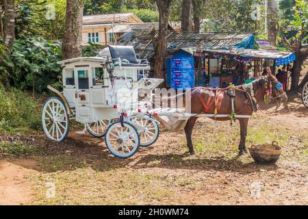 PYIN OO LWIN, MYANMAR - 29. NOVEMBER 2016: Pferdekutsche in der Stadt Pyin Oo Lwin, Myanmar Stockfoto