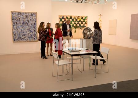 Besucher und Kunsthändler auf der Frieze und Frieze Masters International Art Fair im Regent's Park und Mayfair, London, England, Großbritannien Stockfoto