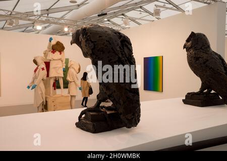 Besucher und Kunsthändler auf der Frieze und Frieze Masters International Art Fair im Regent's Park und Mayfair, London, England, Großbritannien Stockfoto