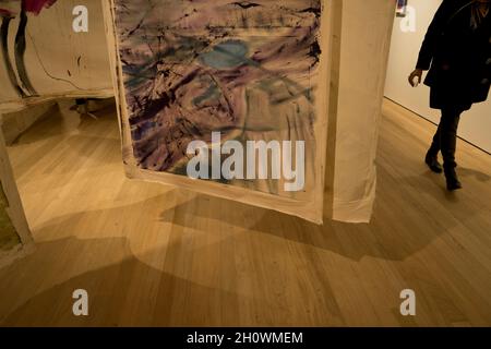 Besucher und Kunsthändler auf der Frieze und Frieze Masters International Art Fair im Regent's Park und Mayfair, London, England, Großbritannien Stockfoto