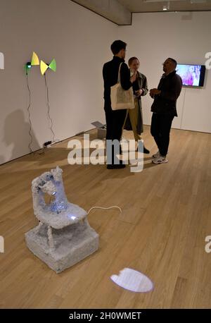 Besucher und Kunsthändler auf der Frieze und Frieze Masters International Art Fair im Regent's Park und Mayfair, London, England, Großbritannien Stockfoto