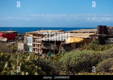 Hippie-Kommune-Hütten, die im Jahr 2019 illegal im Nationalpark La Caleta auf Teneriffa gebaut wurden Stockfoto